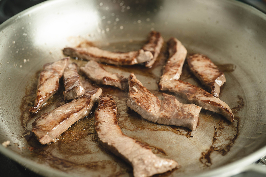 Ingredientes frescos para preparar Lomo Saltado peruano en casa