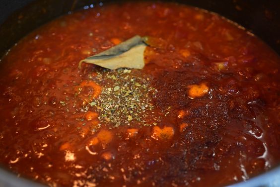Especias y hierbas agregadas a la salsa de Tallarines Rojos peruanos