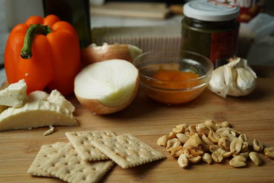 ingredientes para ocopa peruana con aji amarillo huacatay queso y mani - ingredients for peruvian ocopa sauce with aji amarillo huacatay cheese and peanuts