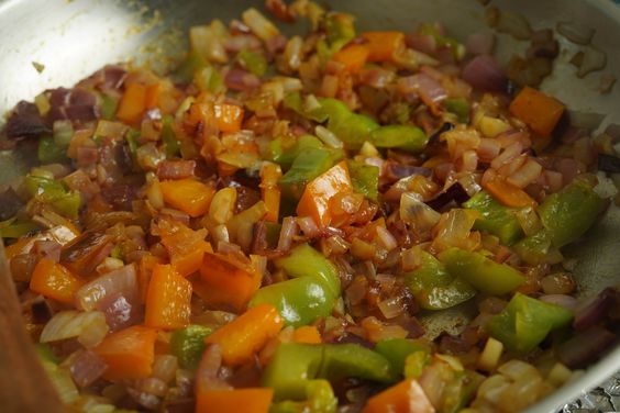 aderezo para ocopa arequipena cocinandose en sarten - sofrito for peruvian ocopa sauce cooking in pan