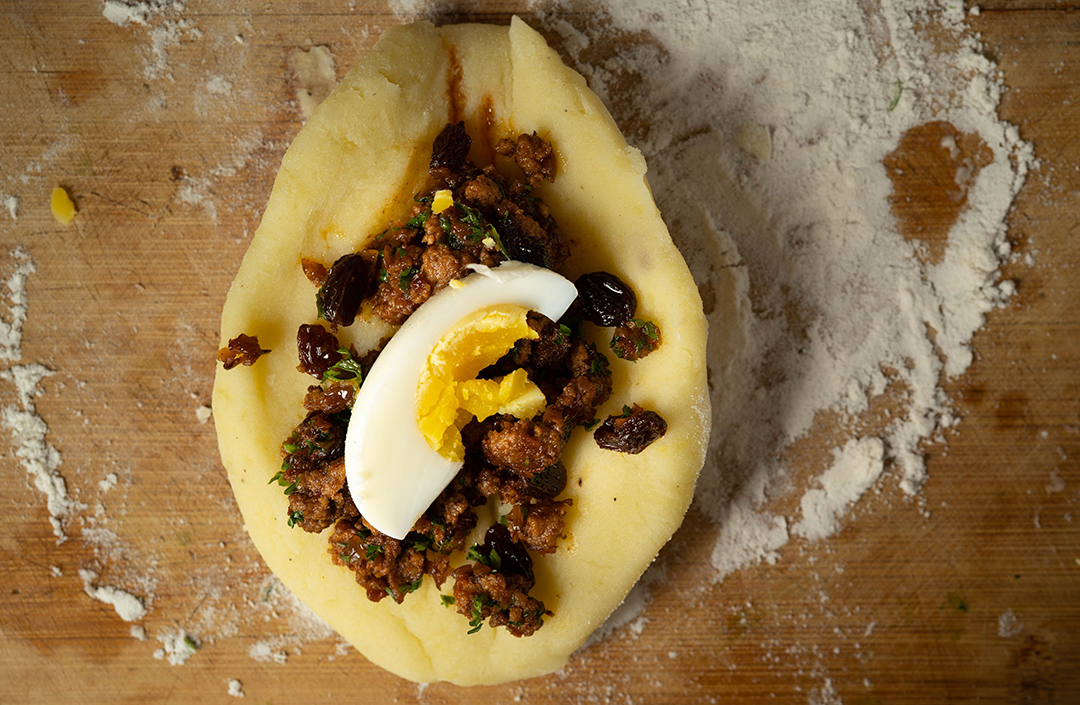 formando la papa rellena con las manos - shaping peruvian stuffed potato dough by hand