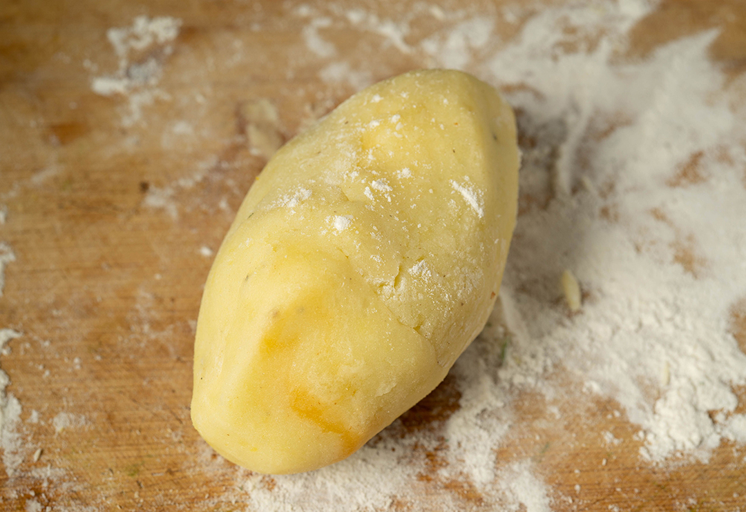 formando la papa rellena con las manos - shaping peruvian stuffed potato dough by hand