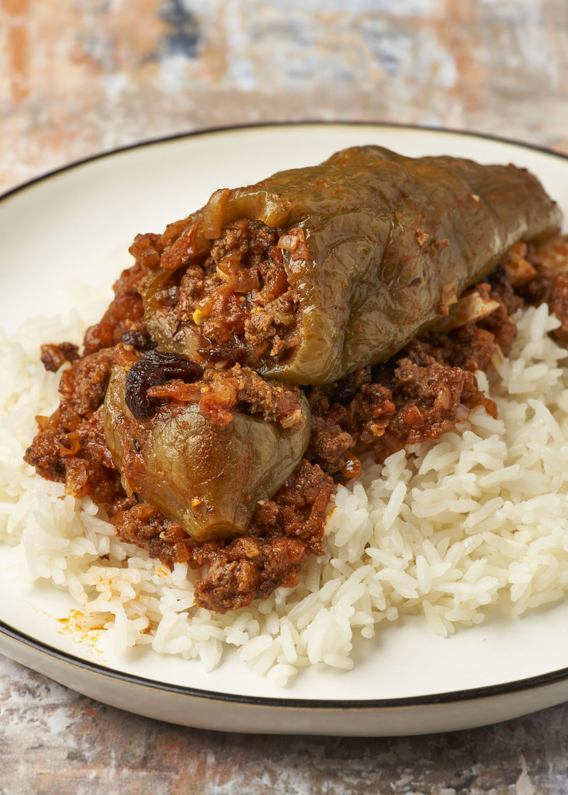 caigua rellena peruana con carne y vegetales servida sobre arroz - Peruvian caigua rellena with meat and vegetables served over rice