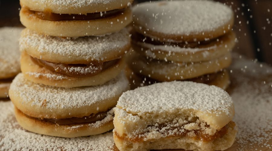 alfajores peruanos clasicos con manjar blanco y azucar en polvo - classic peruvian alfajores filled with dulce de leche and dusted with powdered sugar