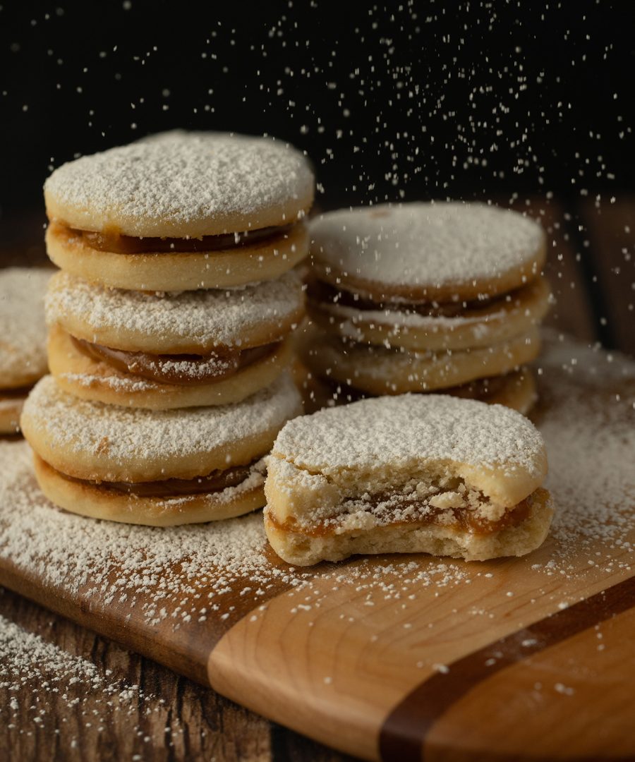 alfajores peruanos con azucar en polvo cayendo - peruvian alfajores with powdered sugar dusting