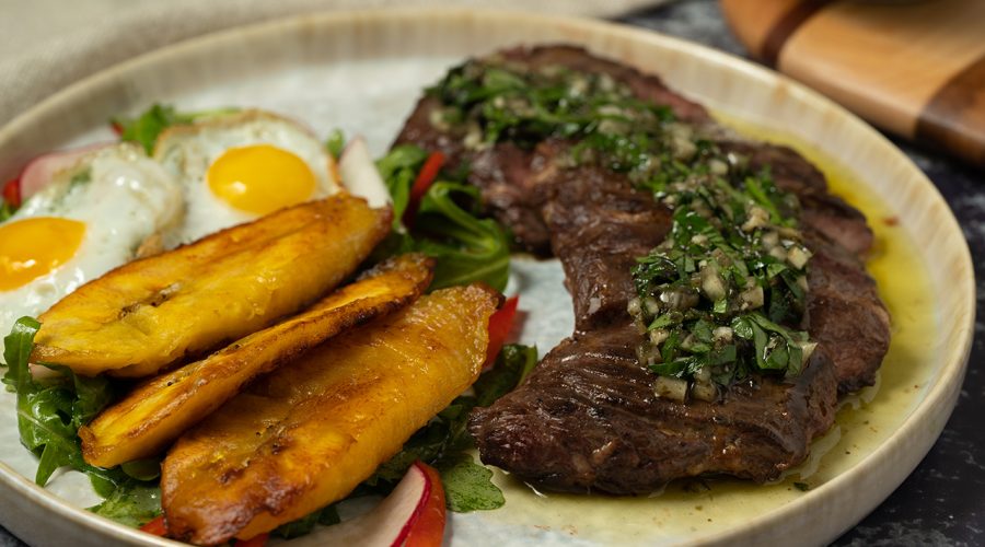 bistec a lo pobre peruano completo con platano huevo y ensalada - complete peruvian bistec a lo pobre with plantain fried egg and salad