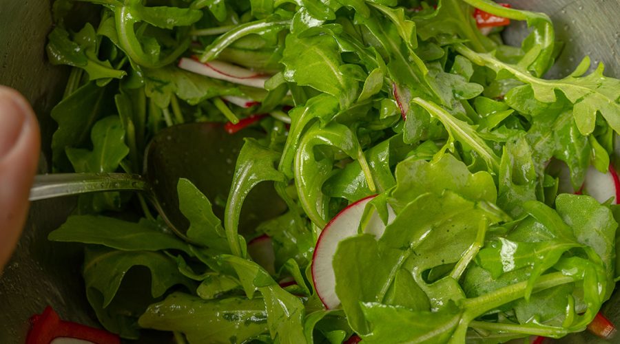 ensalada de arugula y rabanitos para bistec a lo pobre - arugula and radish salad for peruvian bistec a lo pobre