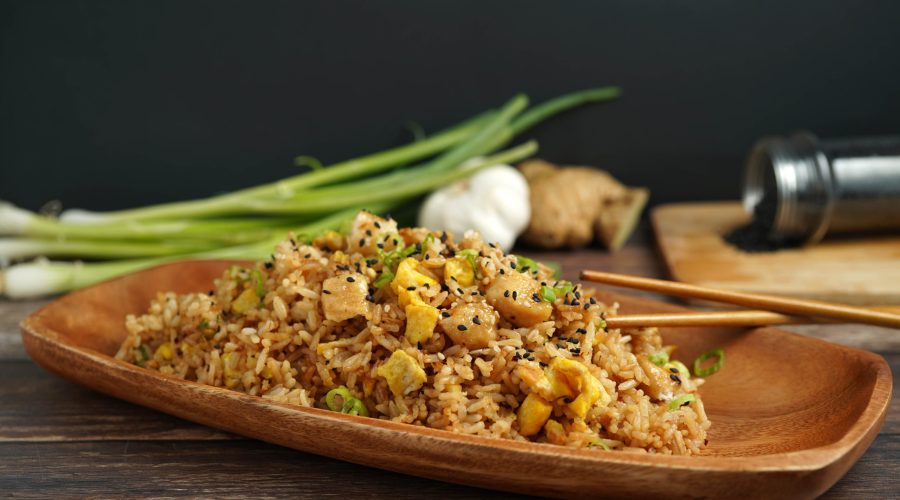 receta de arroz chaufa peruano chifa con cebolla china y salsa de soja - Peruvian chifa arroz chaufa recipe with scallions and soy sauce