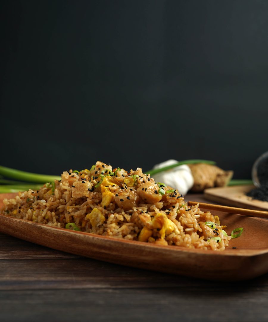 arroz chaufa peruano estilo chifa con pollo y huevo en wok - Peruvian chifa style arroz chaufa with chicken and egg in wok