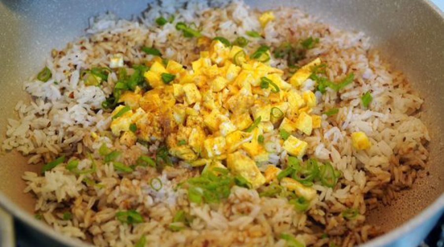 arroz chaufa tostándose en wok a fuego alto por tandas - arroz chaufa toasting in wok over high heat in batches