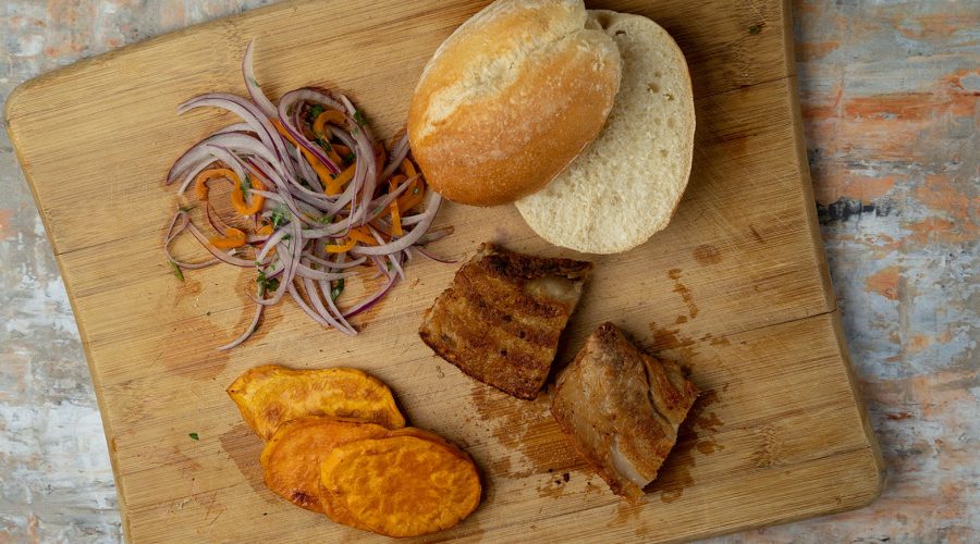 receta de pan con chicharrón peruano con salsa criolla y camote frito - Peruvian pan con chicharron recipe with salsa criolla and fried sweet potato