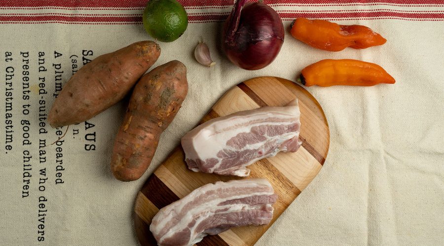 panceta de cerdo marinándose en agua con sal y azúcar para pan con chicharrón - pork belly brining in salt and sugar water for pan con chicharron