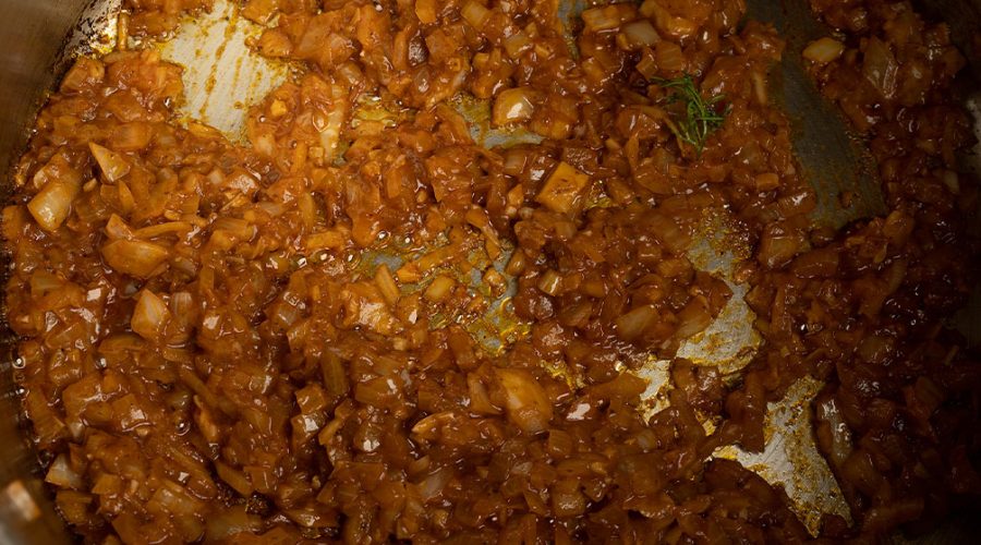 aderezo de aji panca huacatay y cebolla para chupe de camarones - aji panca huacatay and onion sofrito for chupe de camarones