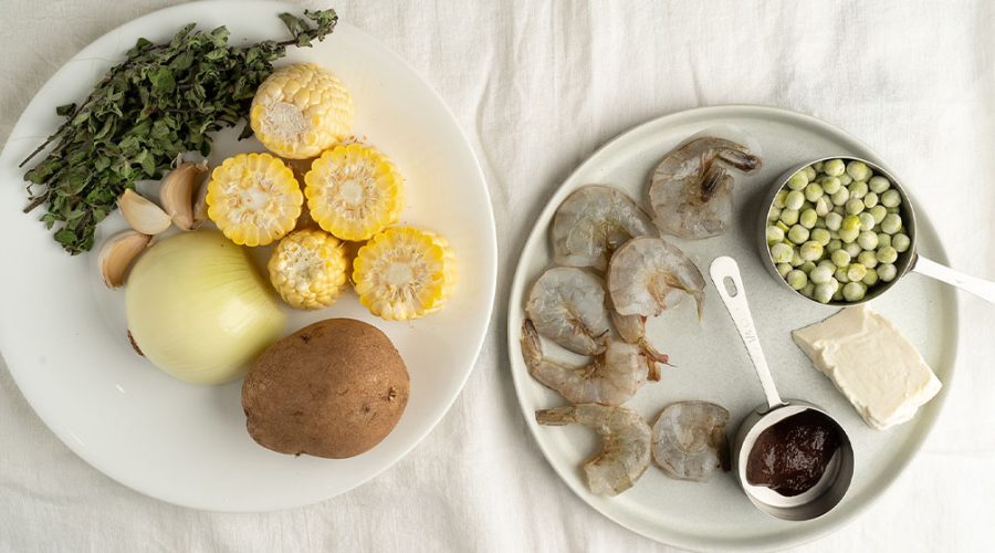 caldo de camarones hecho con cascaras para chupe peruano - shrimp stock made with shells for Peruvian chupe