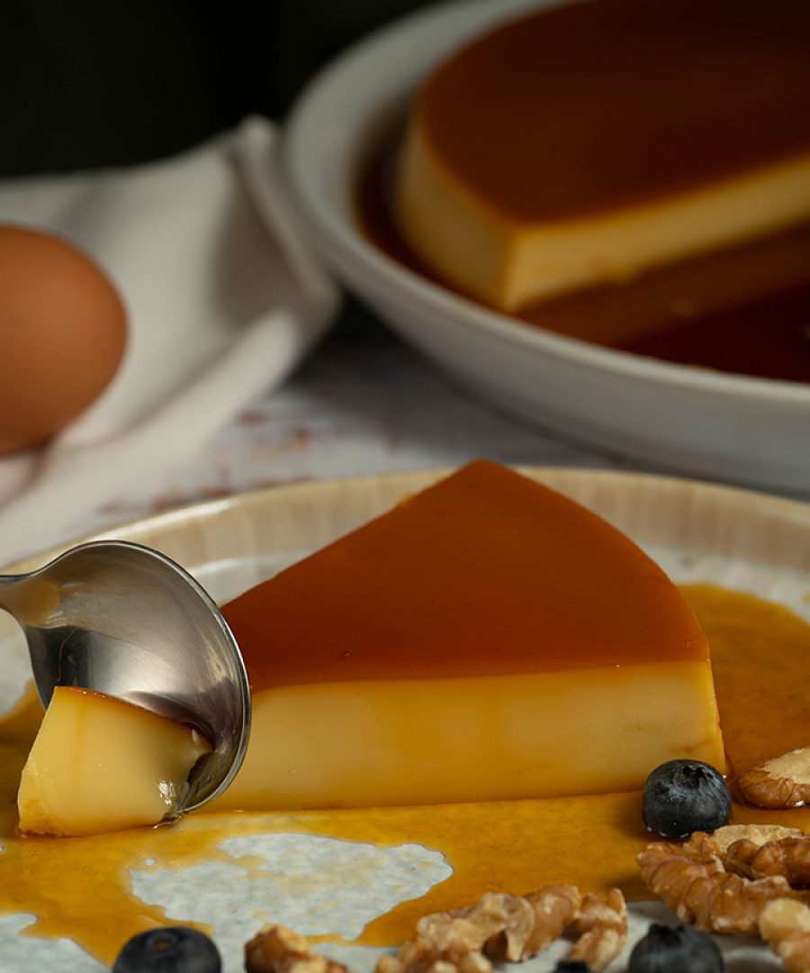 crema volteada peruana con caramelo sobre plato blanco - Peruvian crema volteada with caramel on white plate