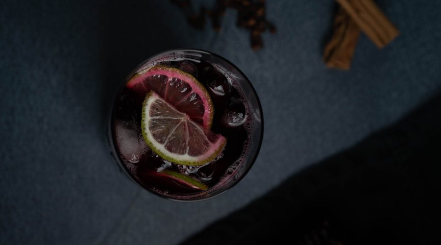 receta de chicha morada peruana lista para servir con hielo - Peruvian chicha morada recipe ready to serve with ice