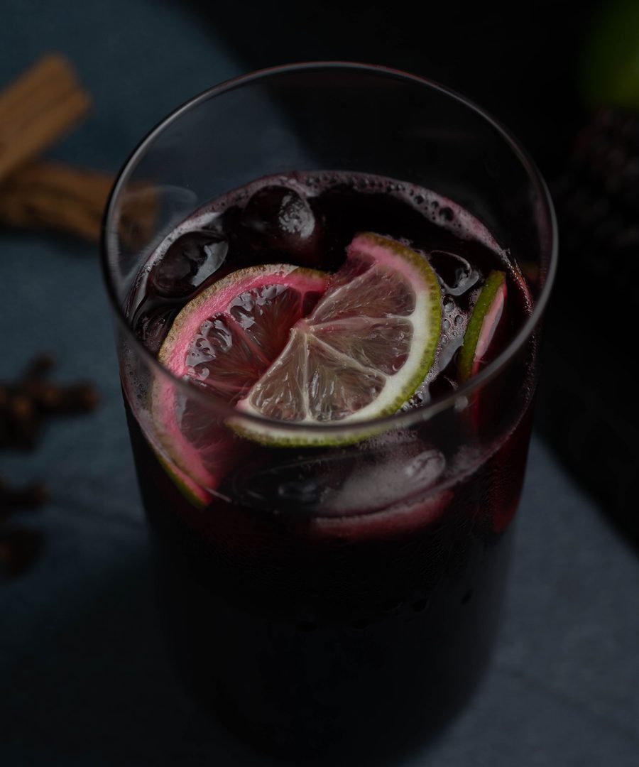 chicha morada peruana servida con hielo en un vaso - Peruvian chicha morada served with ice in a glass