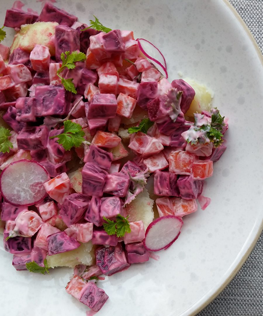 ensalada rusa peruana con remolacha zanahoria y papa en tazón - Peruvian ensalada rusa with beets carrots and potatoes in bowl