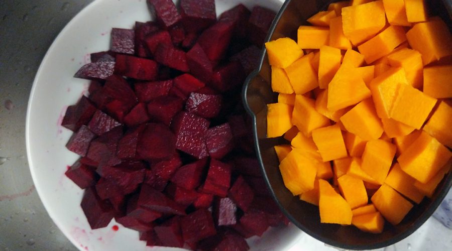 remolacha zanahoria y papa cocinándose por separado para ensalada rusa - beets carrots and potatoes cooking separately for ensalada rusa
