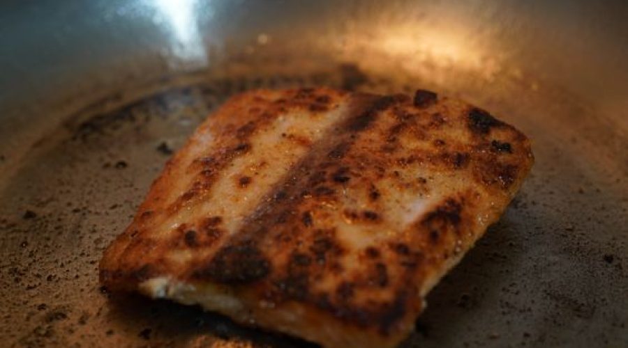 filete de pescado pasado por harina para escabeche peruano - fish fillet being floured for Peruvian escabeche