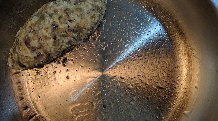 tacu tacu de lentejas formado en forma ovalada antes de freir - lentil tacu tacu shaped into oval form before frying