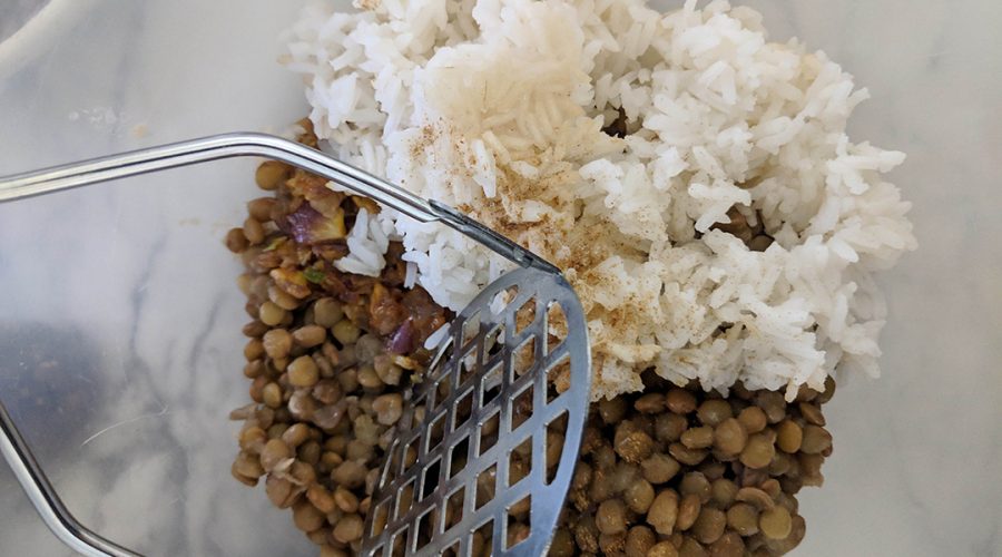 tacu tacu de lentejas formado en forma ovalada antes de freir - lentil tacu tacu shaped into oval form before frying