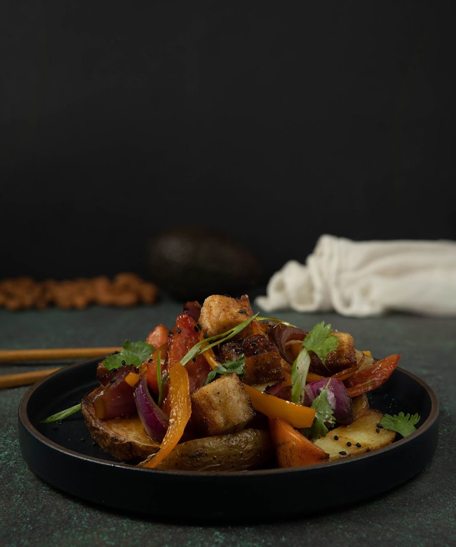 omo saltado vegano con tofu crujiente y papas fritas - vegan lomo saltado with crispy tofu and french fries