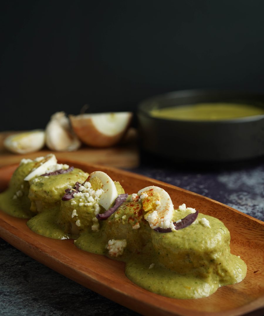 ocopa arequipena con papas huevos y sarza criolla en tabla - peruvian ocopa arequipena sauce with potatoes eggs and sarza criolla on wooden board