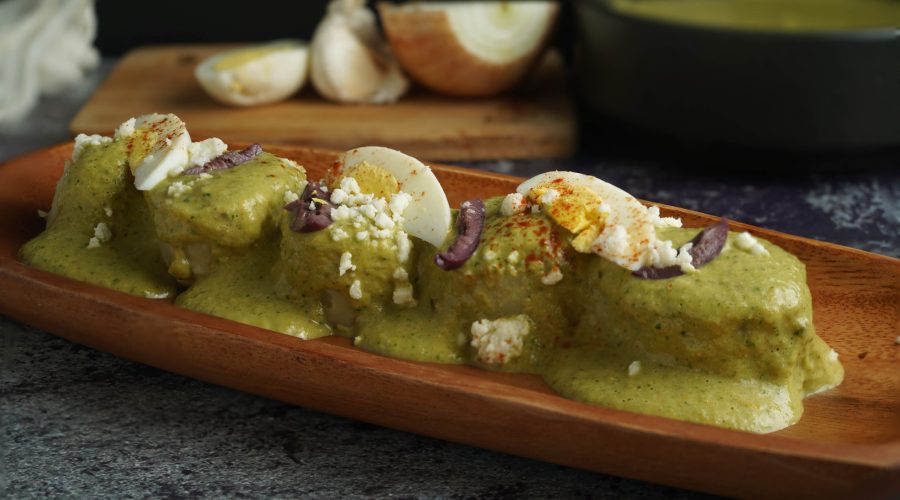 ocopa peruana servida con papas cocidas y huevo duro - peruvian ocopa sauce served with boiled potatoes and hard boiled egg