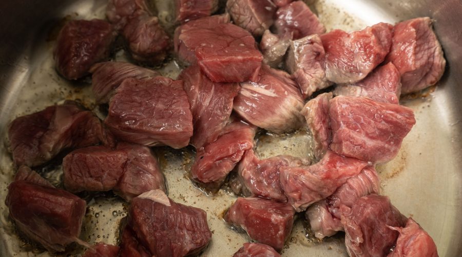 carne de res sellada en sarten para olluquito peruano - beef seared in a pan for Peruvian olluquito