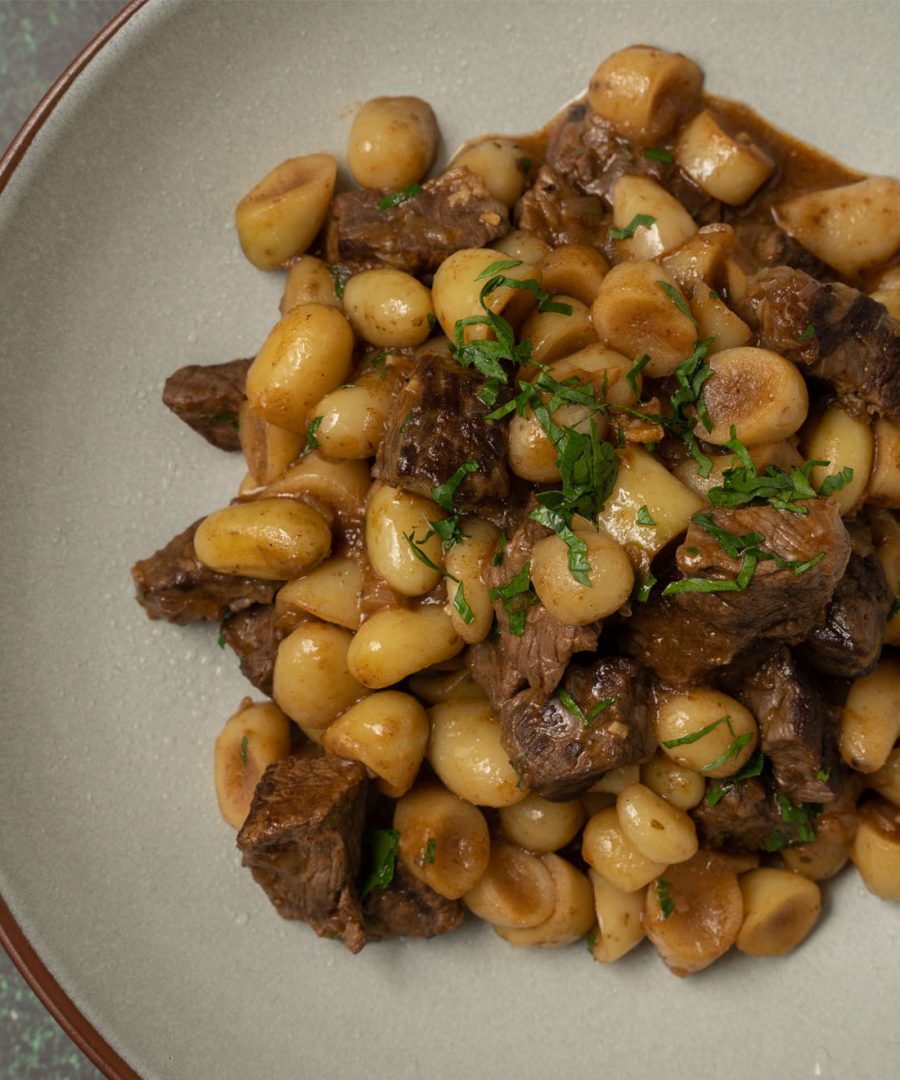 olluquito con carne peruano servido con arroz blanco - Peruvian olluquito con carne served with white rice