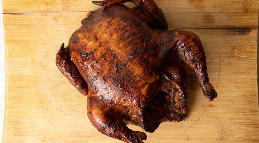 pollo a la brasa horneandose en horno casero a temperatura alta - pollo a la brasa roasting in a home oven at high temperature