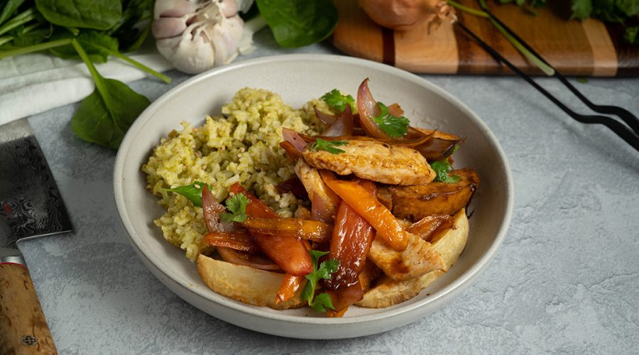 pollo saltado peruano servido con papas fritas y cilantro - peruvian pollo saltado chicken stir fry served with french fries and cilantro
