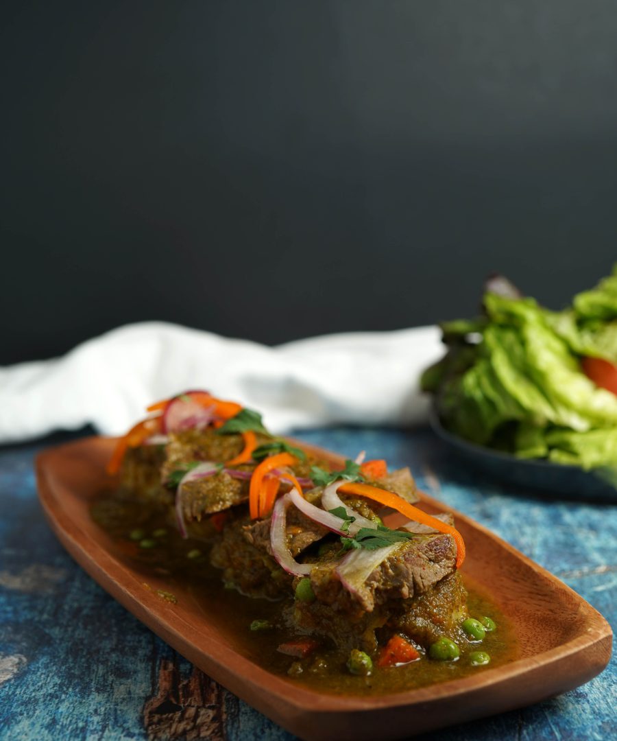 seco de res peruano con salsa verde de cilantro servido con arroz - Peruvian seco de res with cilantro green sauce served with rice