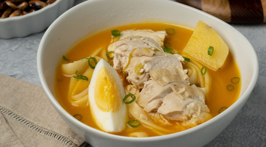 Bowl de caldo de gallina peruano con fideos huevo y papa amarilla - peruvian caldo de gallina bowl with noodles egg and yellow potato