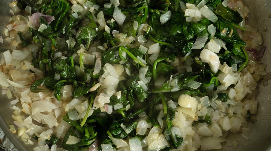hojas de albahaca y espinaca blanqueandose en agua hirviendo para pesto peruano - basil and spinach leaves blanching in boiling water for Peruvian pesto
