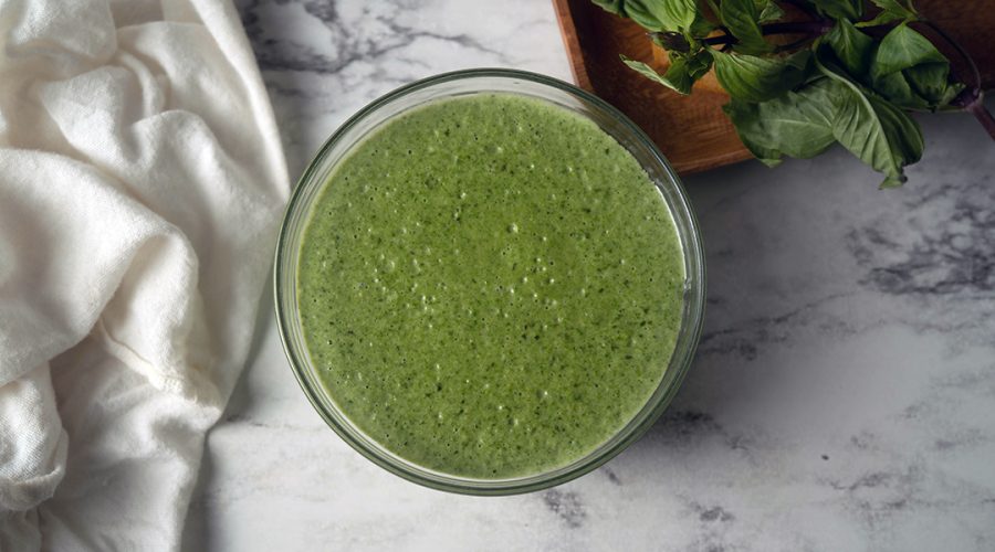 salsa verde peruana siendo licuada con leche evaporada y queso fresco - Peruvian green sauce being blended with evaporated milk and fresh cheese