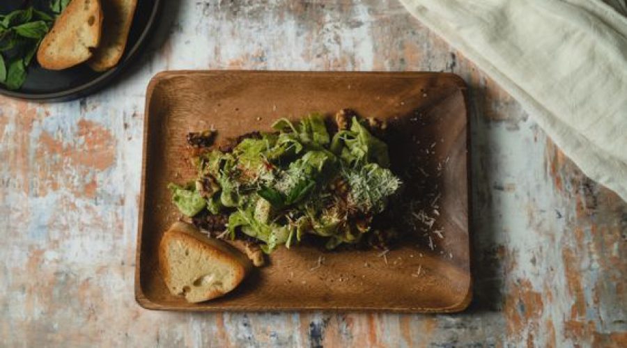 receta de tallarines verdes peruanos servidos con carne empanada - Peruvian tallarines verdes recipe served with breaded beef