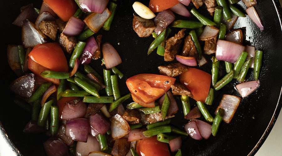 "carne de res salteada en wok a fuego alto para vainita saltada - beef stir fried in wok over high heat for vainita saltada