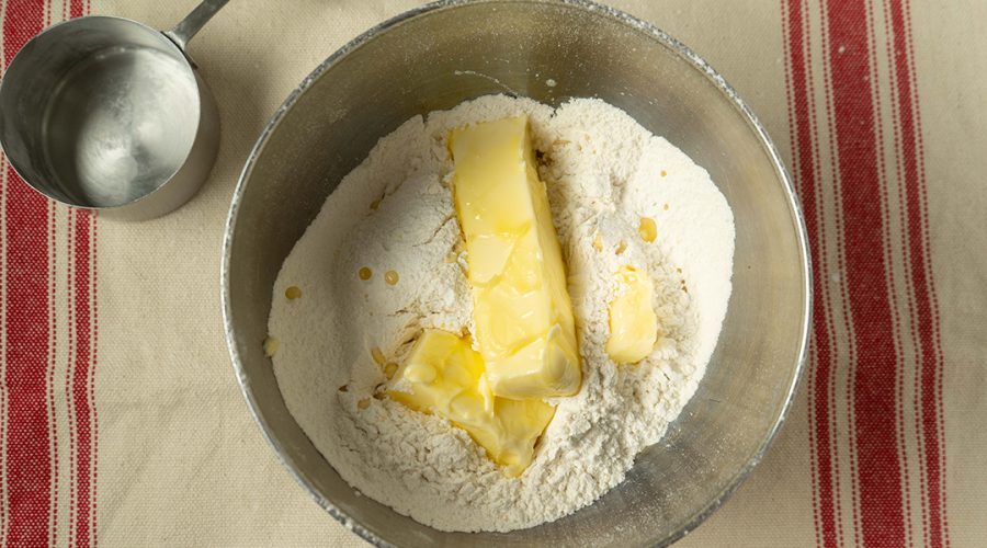 masa para alfajores peruanos con mantequilla y harina tamizada