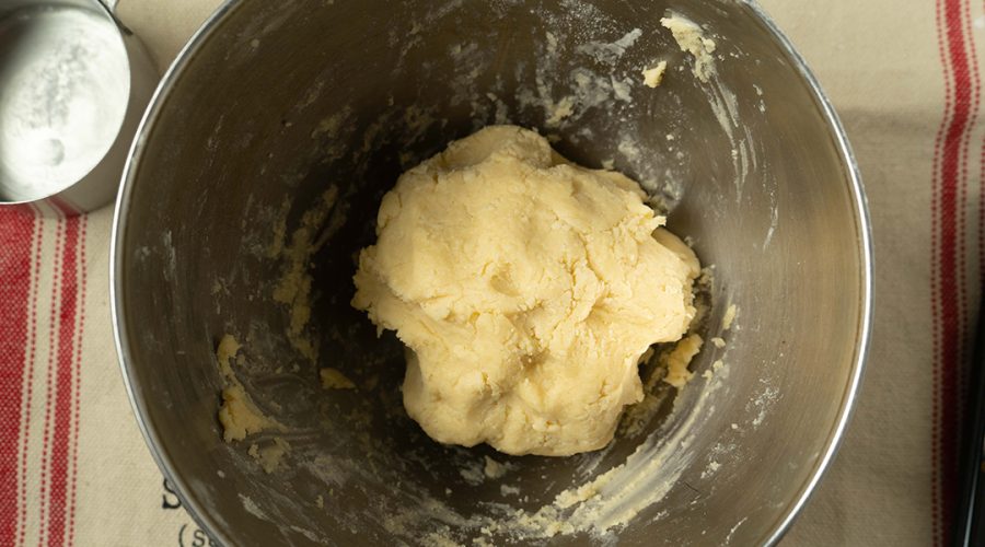 masa de alfajores lista para reposar en refrigerador - alfajores dough ready to rest in refrigerator