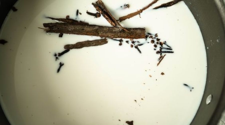 leche infusionada con especias para budin - spiced milk infusion for latin american budin bread pudding