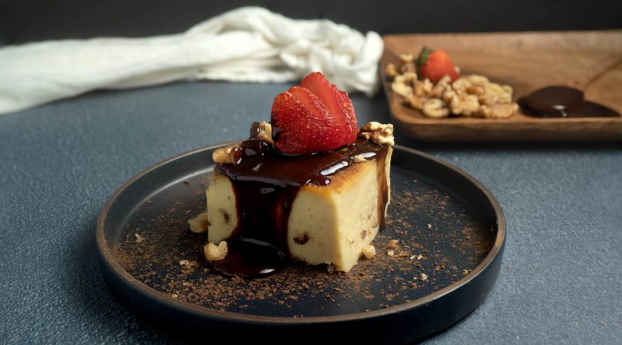 budin de pan con glaseado de chocolate y fresa - latin american bread pudding with chocolate glaze and strawberry