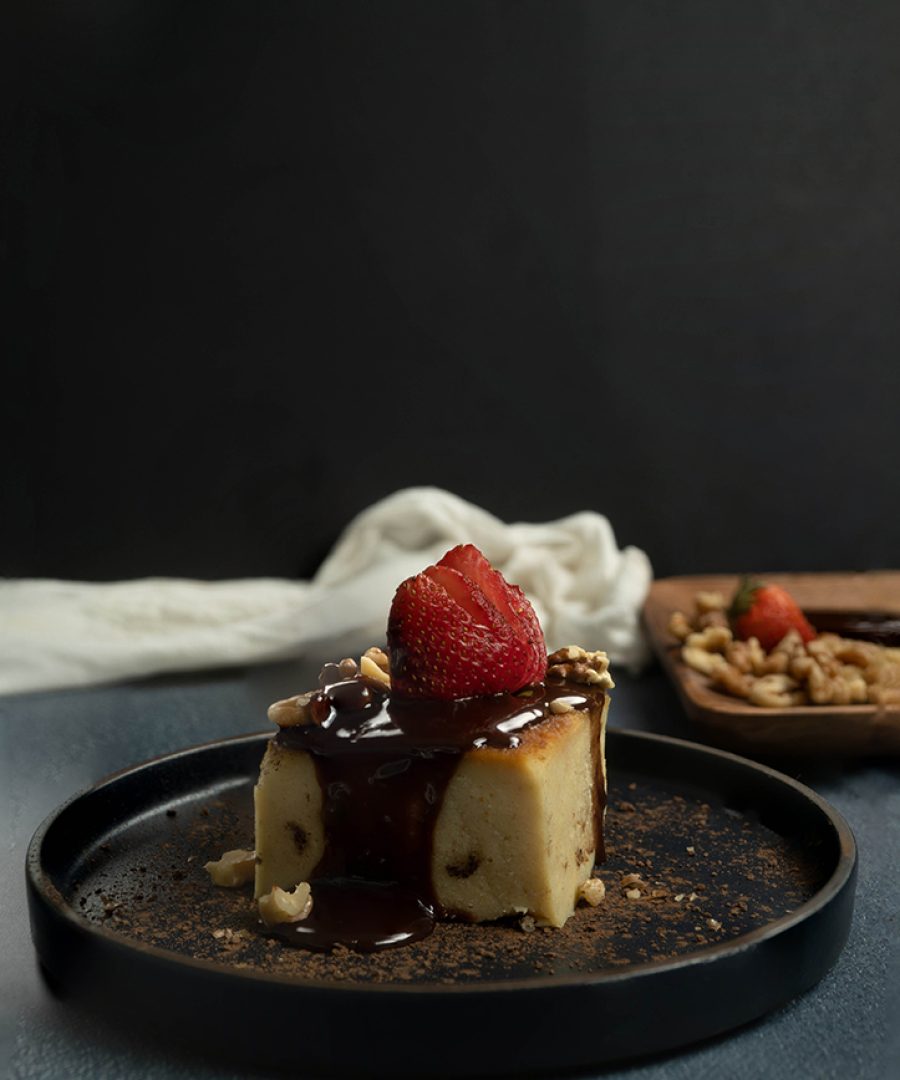 budin de pan con glaseado de chocolate y fresa - latin american bread pudding with chocolate glaze and strawberry