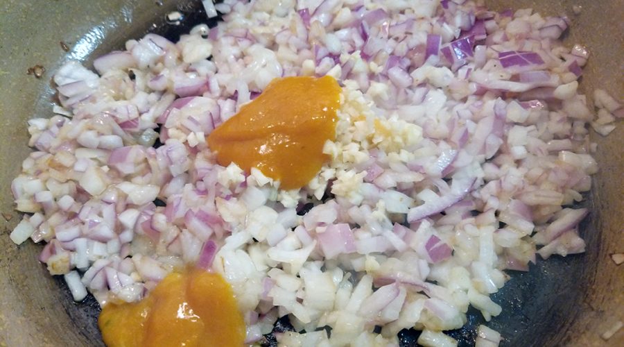 aderezo de aji amarillo y cebolla para cau cau peruano - aji amarillo and onion sofrito for Peruvian cau cau