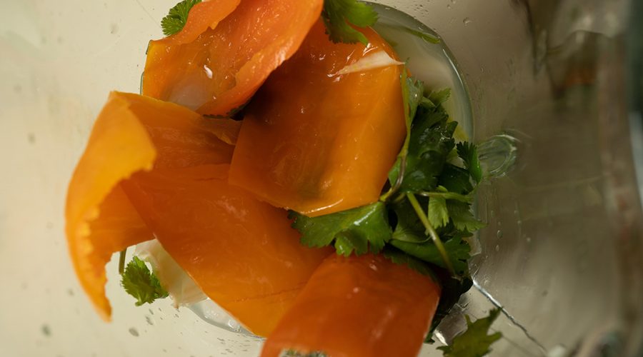 leche de tigre peruana siendo licuada con aji amarillo y cilantro - Peruvian leche de tigre being blended with aji amarillo and cilantro