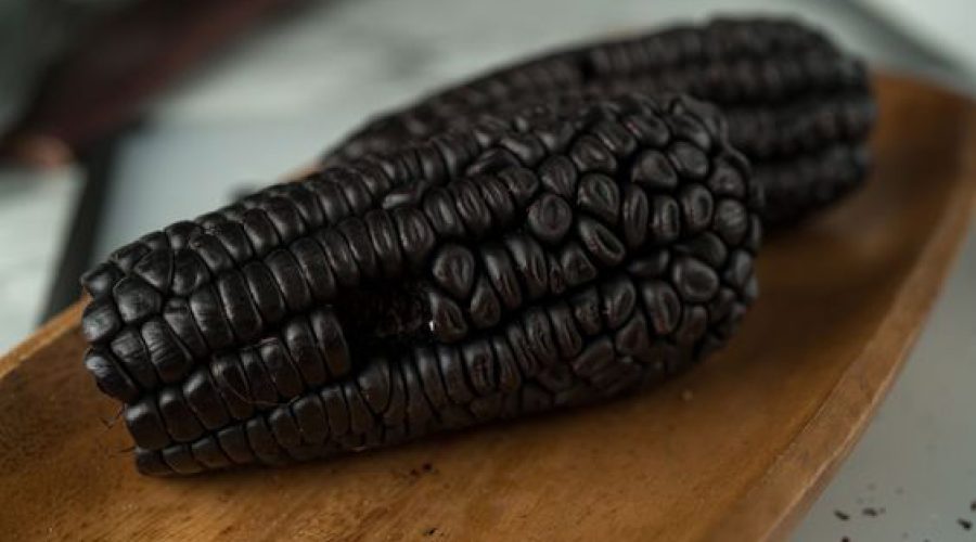 maiz morado peruano con piña y especias en una olla - Peruvian purple corn
