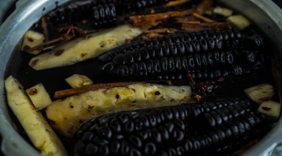 chicha morada siendo colada para obtener liquido limpio - chicha morada being strained to obtain clear liquid