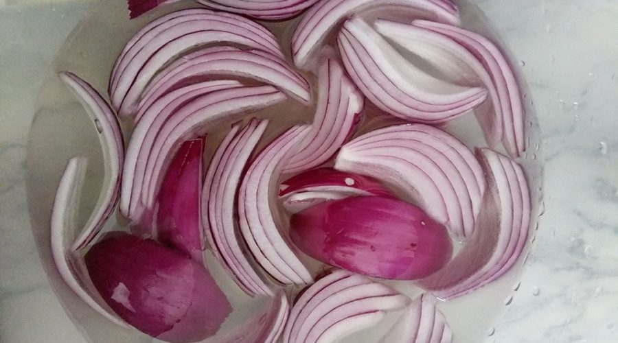 a pic of onions being soaked on water
