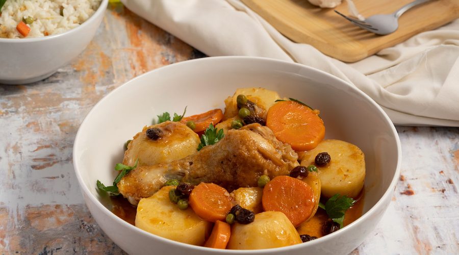 estofado de pollo peruano cocinándose con papas zanahorias y pollo - peruvian estofado de pollo braising with potatoes carrots and chicken